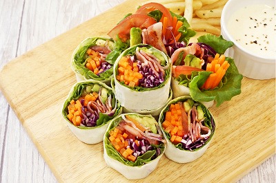 春捲皮でBLTロール(ベーコン、レタス、トマト) 春捲皮でBLTロール(ベーコン、レタス、トマト)